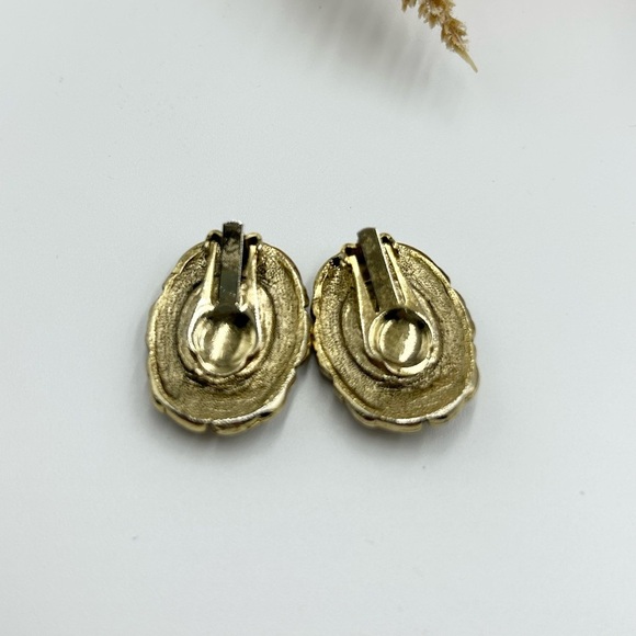 Vintage Gold Metal Filigree Peach Cameo Stud Clip on Earrings Ornate Victorian - Picture 4 of 4